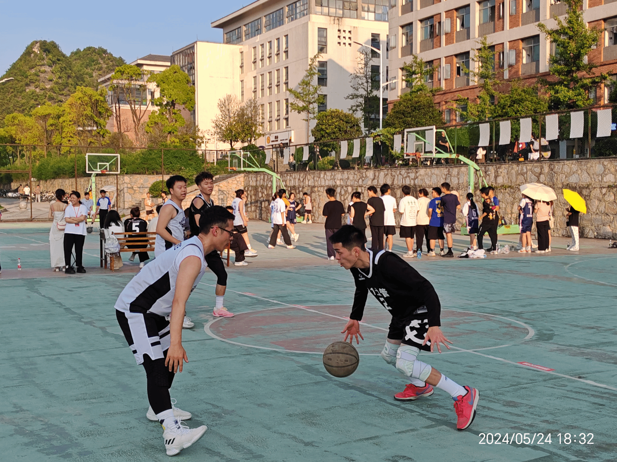 电竞-关于山东男篮训练开放日；今晚回应争议引欢呼；意甲在即；心理建设被强调的信息